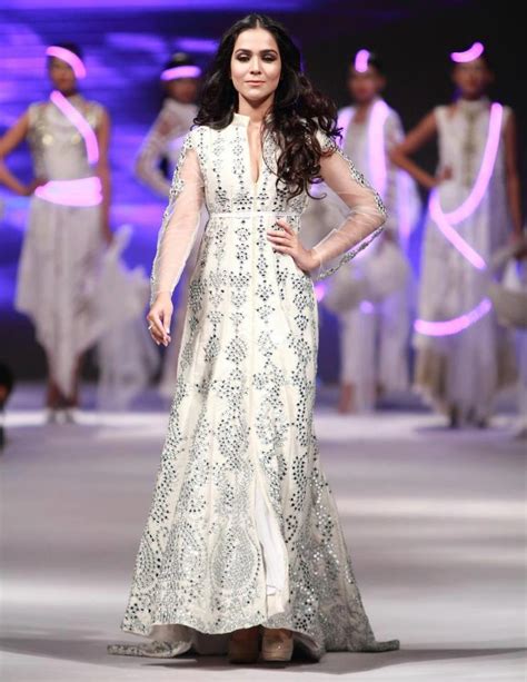 Top Pakistani Fashion Model And Tv Actress Humaima Malik Is Most Popular