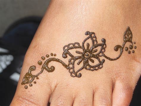 Pin By Rebecca Iracheta On Crazy Ideas Simple Henna Tattoo Foot