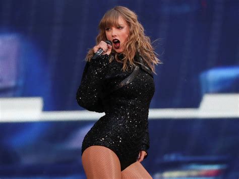 Regardless of how you feel about taylor swift now, during the 1989 era, taylor swift was cool. Taylor Swift brings Robbie Williams on stage to sing ...