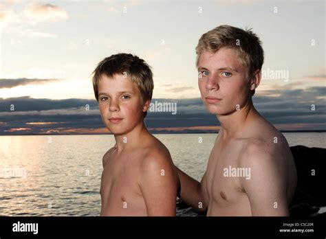 Portr T Zweier Nackter Oberk Rper Jungen Gegen Das Meer Am Strand Stockfotografie Alamy