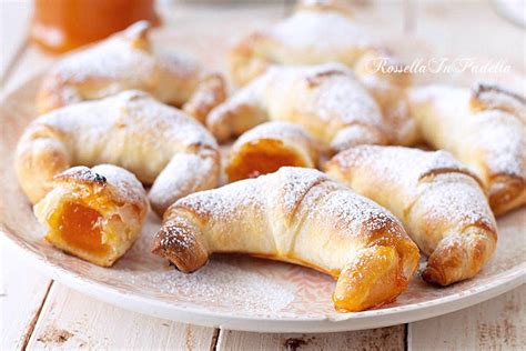 Avvolgete il panetto con la pellicola per alimenti 6 e fate riposare l'impasto per 30 minuti. Ricetta CORNETTI 5 MINUTI ALLA MARMELLATA senza lievitazione