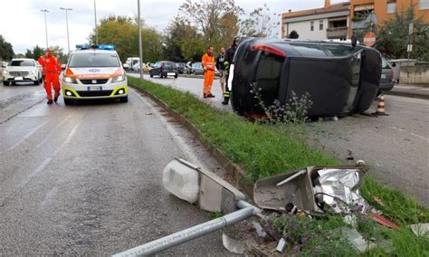 JESI MENTRE VANNO A SCUOLA ABBATTONO UN PALO E SI ROVESCIANO CON L