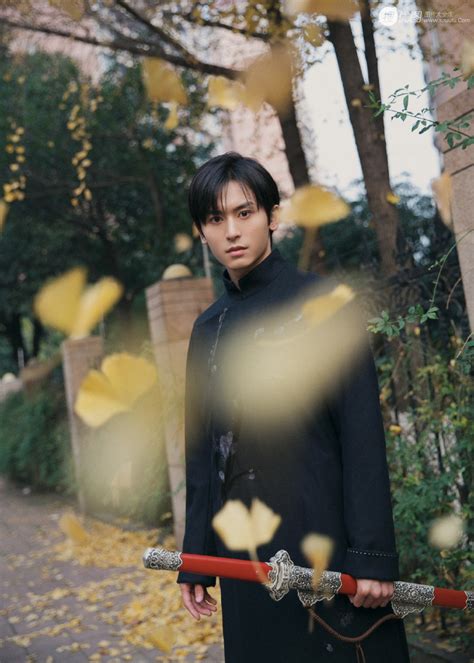 Gj & zzh talking about their first impressions on each other (part 2) zzh calls gj his soulmate asdfkl #zhangzhehan #张哲瀚 #gongjun #龚俊 #wordofhonor #山河令 pic.twitter.com/ydym1j4f8m. 张哲瀚诠释古风气概写真，一身中式长袍展现中华男儿风采-搜优图片网