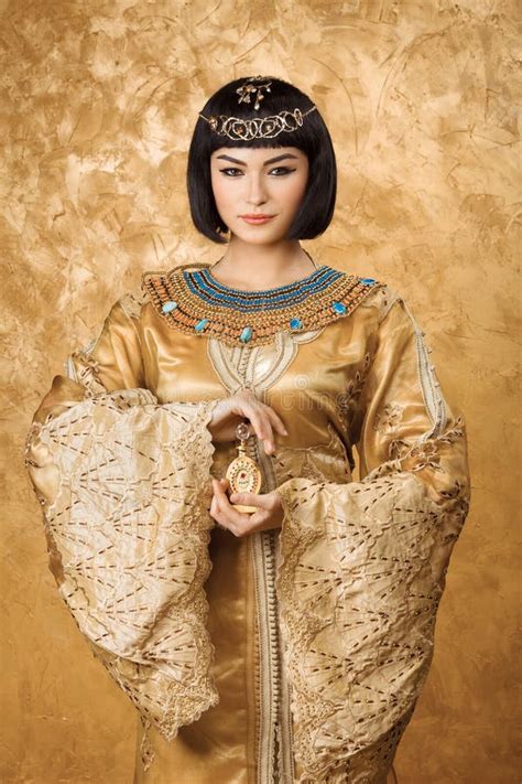 Mooie Vrouw Zoals Egyptische Koningin Cleopatra Met Kop Op Gouden Achtergrond Stock Foto Image