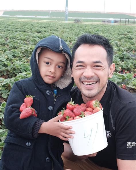  Potret Oka Antara, Ayah Ganteng yang Punya Tiga Anak - Foto 6