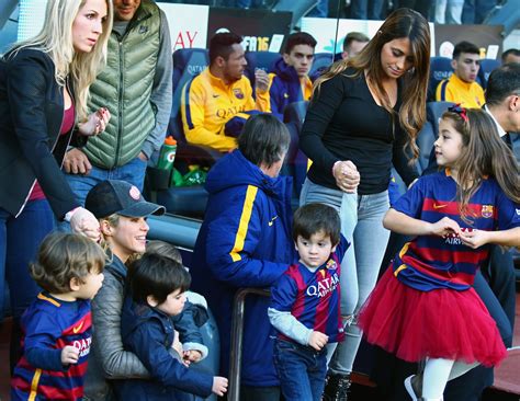 Shakira rebaja su caché para grabar con una artista española varios medios confirman una colaboración de la cantante colombiana con una importante artista La enemistad de Shakira y Antonella Rocuzzo: no irá a su ...
