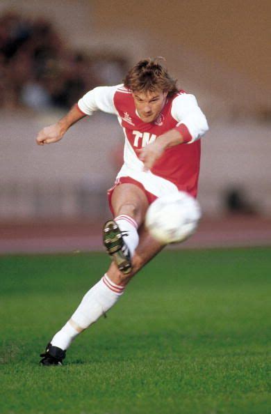 Bienvenue sur la page officielle de l'as monaco ! Glenn Hoddle of Monaco crosses the ball during the ...