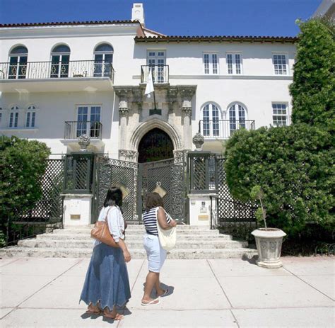 Versace miami boutique, miami design district 186 ne 39th st: Gianni Versace: 125 Millionen Dollar schwere Villa unterm ...