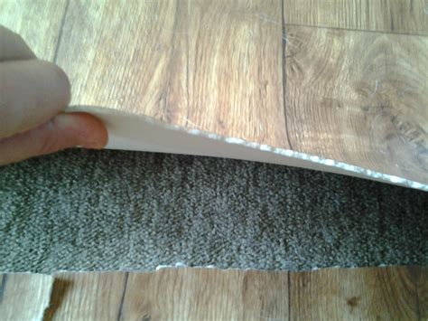 Lassen sie das ganze etwa 15 min in den teppich einziehen. pvc boden kleber vom teppich entfernen (Wohnung ...