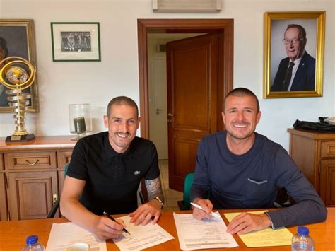 Brave belgian keeper miguel van damme has revealed his leukaemia has returned for a third time. Cercle Brugge geeft Miguel Van Damme nieuw contract ...