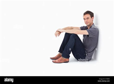 Hombre Sentado Contra Una Pared Fotografía De Stock Alamy