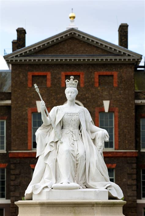 Queen Victoria Statue Outside Kensington Palace Kensington Palace