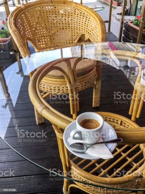 테이블과 의자가 비치된 커피 테라스의 거리 전망 축 하 및 날짜에 대 한 우아한 설정입니다 와인 잔 식탁에 냅킨 화창한 날의