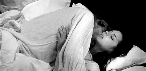 Trouvez les husband hug wife images et les photos d'actualités parfaites sur getty images. Husband and wife in bed gif » GIF Images Download