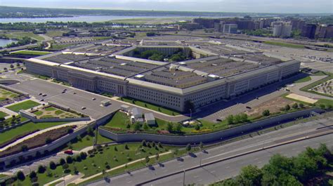 Es ist eher wie eine kleine stadt, das amerikanische verteidigungsministerium. Attack on the Pentagon | 9/11 Inside the Pentagon | Social ...