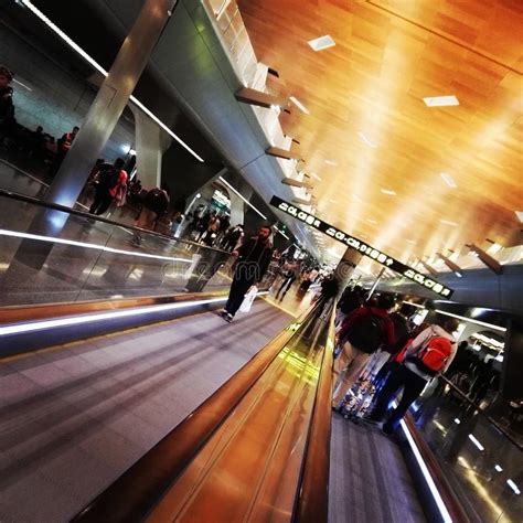 Maybe you would like to learn more about one of these? Doha-Flughafen redaktionelles foto. Bild von einkaufen ...