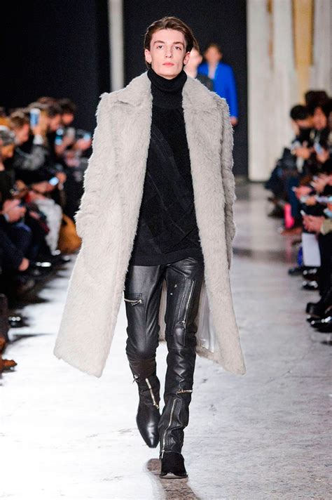 En bref, un condensé de styles, entre valeurs montantes et tendances mode résolument assurées. CoSTUME National Homme 2016 Fall/Winter Men's Collection