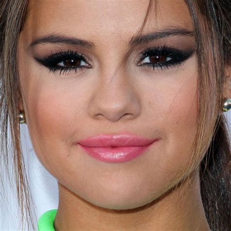 Selena Gomez Makeup Purple Eyeshadow And Pale Pink Lipstick Steal Her