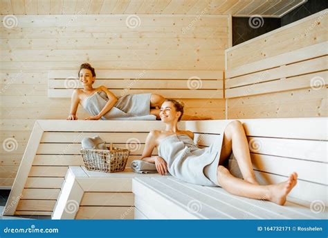 Donne Rilassate Nella Sauna Immagine Stock Immagine Di Ragazze Resto 164732171