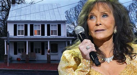 Loretta Lynn Mourns The Loss Of Patsy Cline Through Chilling Song ‘this Haunted House Country