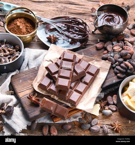 Les Fèves De Cacao Poudre De Cacao Beurre Chocolat Et Sauce Au Chocolat Sur Fond De Bois
