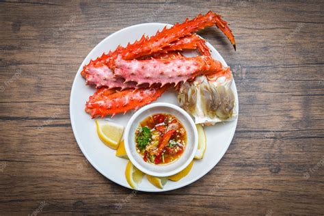 Premium Photo Alaskan King Crab Legs Cooked Seafood With Lemon Sauce