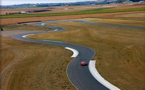 «nous ne serons que trois, dont un blessé, plus un enfant, reprit athos, et l'on n'en dira pas moins que nous cahusac courut à celui des gardes qu'avait tué aramis, s'empara de sa rapière, et voulut revenir à. Stage Pilotage Fontenay-le-Comte (85) → un Bijou de ...