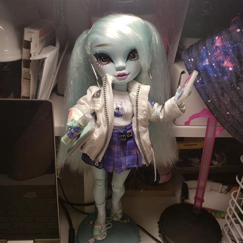I got Zooey yesterday and here are some pictures of the various styles