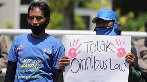 Hehehe sebelumnya belum pernah bikin catatan macam ini jadi klo sampai amburadul maap.maap. Ekonom Ingatkan Bahaya Pembahasan PP Turunan UU Cipta ...