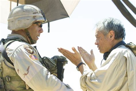 Bush leva toda a tropa de volta aos estados unidos, a tempo de receber uma homenagem no intervalo de um. Foto de Vin Diesel - A Longa Caminhada de Billy Lynn ...