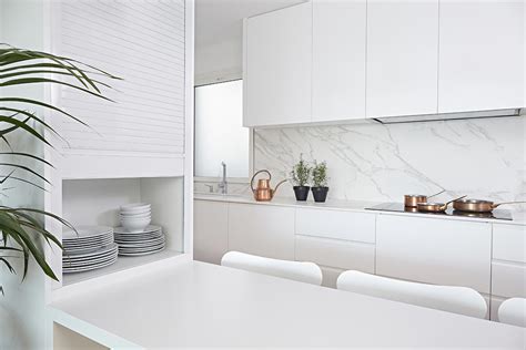 Cocina en l,ideas de decoración de cocinas modernas, cocinas modernas con barra, cocinas modernas blancas, cocinas modernas pequeñas cocinas modernas aluminio moderno armarios de cocina decoración del hogar. Cocina Blanca Lacada Barcelona | OMO Barcelona