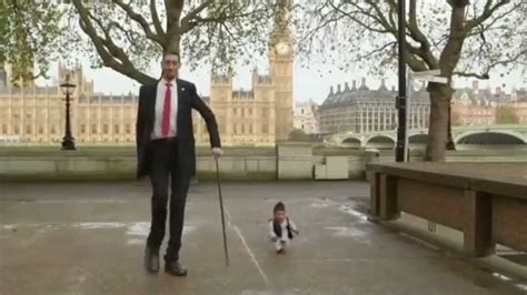 Le plus grand et le plus petit homme du monde se sont rencontrés - YouTube