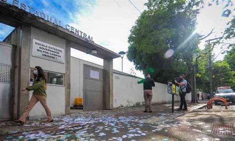 Ruas De Bh Amanhecem Cheias De Santinhos De Candidatos E Máscaras Jogadas Politica Estado De