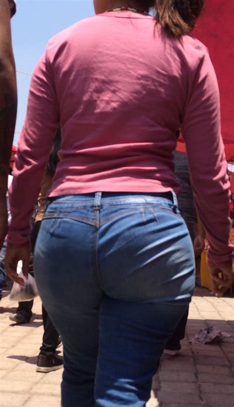 El vinagre, el aceite de oliva y las aceitunas son sus ingredientes constantes. Señora caderona en el mercado con pantalon apretado | Mujeres bellas en la calle
