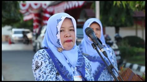 Bangkit bersama membangun karakter bangsa 8. Upacara Peringatan Hari Kemerdekaan Republik Indonesia ...