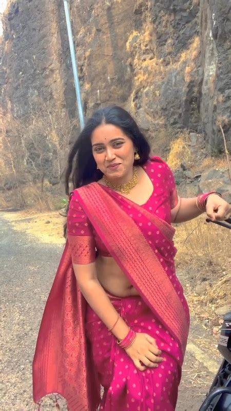 Hot Marathi Girl Sexy Navel In Pink Saree