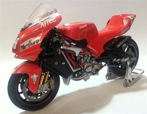 [MOTO] Ducati Desmosedici GP4 - Fotoincisa - Detail-Up... - Pagina 10