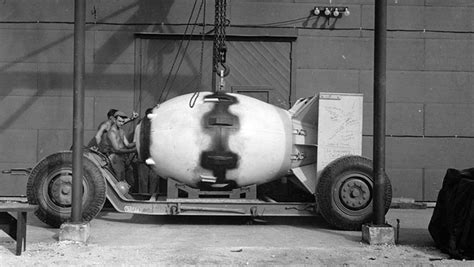 31 Chilling Photos Of The Final Preparations For Atomic Bombings On
