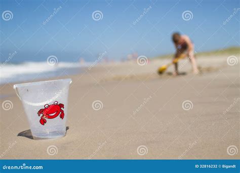 Seau En Plastique Sur La Plage De Sable Photo Stock Image Du Nord T