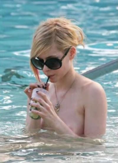 Toutes Les Photos Vol Es D Avril Lavigne Nue Hot Et Topless Whassup