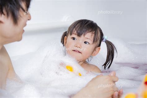 お父さんと一緒にお風呂に入る幼い女の子 親子 父子 娘 育児 衛生 清潔イメージ 写真素材 フォトライブラリー photolibrary
