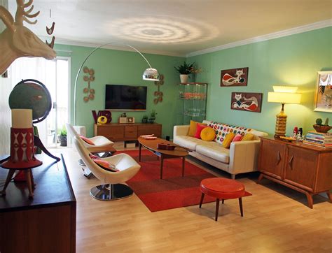 Retro Living Room Decor With Seats Using Existing Carpet And Decorative
