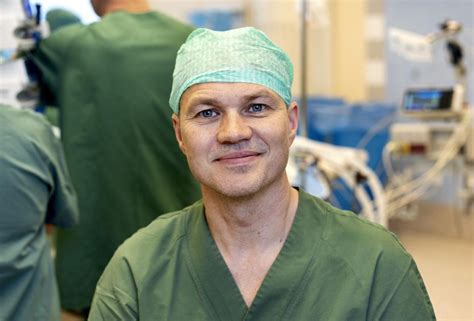 första födseln efter livmodertransplantation med enbart robotkirurgi sahlgrenskaliv