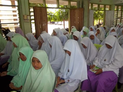 India's festive mood raises fears of surge of coronavirus. smu (a) hamidiah: Majlis Perasmian Bulan Disiplin 2011