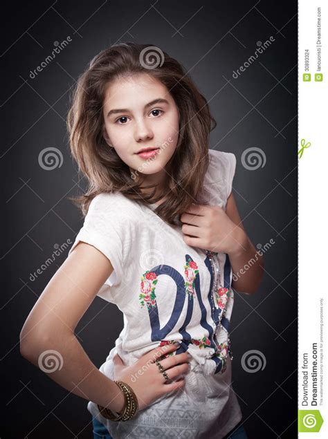 Belle Fille De L Adolescence Avec Les Cheveux Droits Bruns Posant Sur