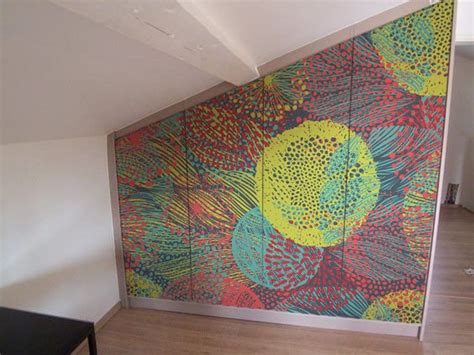 Papier peint idéal pour dissimuler les petits défauts du mur avant de peindre et évite une préparation.fastidieuse des murs. Idée déco : tapisser ses portes de placards