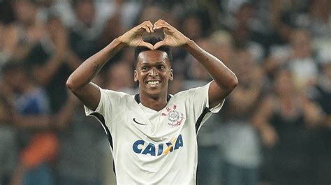 Jô Marca No Fim E Dá Vitória Ao Corinthians Em Clássico Contra O