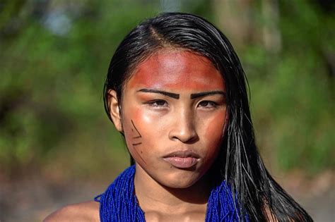 Девойка от племето wayampi което наброява около 1600 души Бразилия south american women