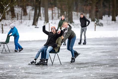 Stream grote kans op schaatsen op natuurijs by omroepgld from desktop or your mobile device. Schaatsen op natuurijs bij jubilerende ijsvereniging de ...