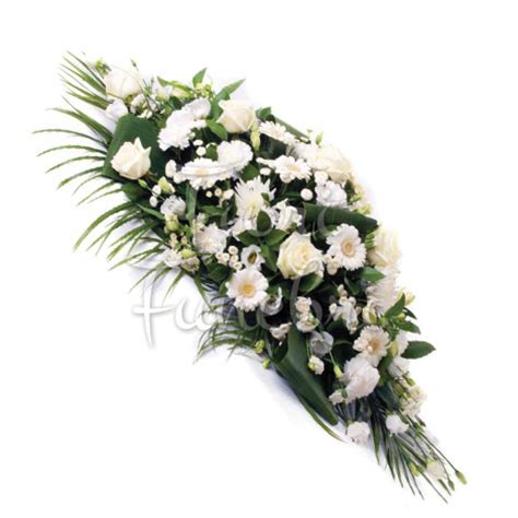 I fiori bianchi sono simbolo di innocenza, esprimono un apprezzamento sincero, apertura mentale e proiezione verso la vita. Piccoli Fiori Bianchi Per Composizione Floreale - Pin Su ...